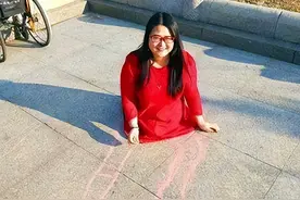 “无腿妈妈”不听劝阻，试管生下双胞胎男孩，如今生活令人动容图片