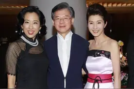 郭晶晶婆婆才是真阔太，穿“改良旗袍”配珍珠项链，优雅又显贵气图片
