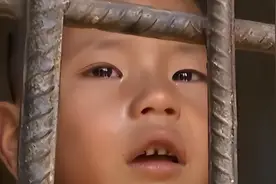 2019年河北8岁男孩，被家人强关进铁栅栏里生活，父亲：我也无奈图片