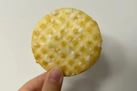 旺旺雪饼上的雪花，到底是用什么手法撒出来的？图片
