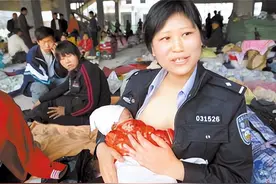 蒋晓娟：在汶川废墟中哺乳9婴，被叫警察妈妈，今已是政治处主任图片