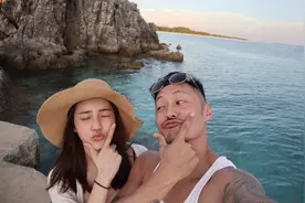 余文乐零点为娇妻庆生，亲吻王棠云脸颊，结婚近四年甜蜜依旧图片