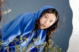 26岁窦靖童杂志封面好惊艳，留波浪卷变美少女，颜值不输妈妈王菲图片