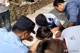 “就算手指被咬断，也要掏出来！”图片