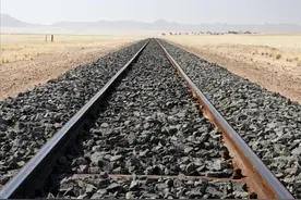 铁轨上铺着的小石子，为什么不能随意捡走呢？碰了后果很严重图片