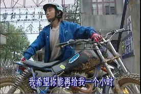 19岁辍学少年为上电视，堵截记者、尾随汽车、狂发短信......图片