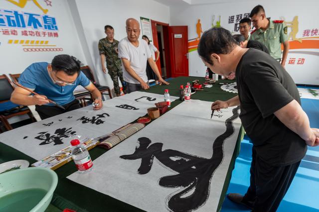 渭南市退役军人、社会文艺人士迎“八一 ” 进军营 退役不忘军旅情