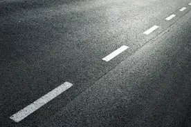 道路上，白色虚线和黄色虚线到底有什么区别？交通标识需明白图片