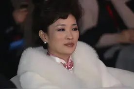 “温州女富商”胡洁有多狠？前夫刚因贪入狱，她后脚带娃嫁周立波图片