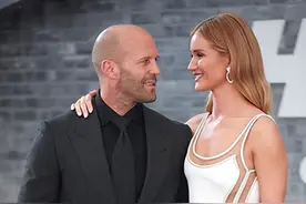 55岁杰森•斯坦森和小20岁超模相爱12年，儿女双全，却还不想结婚图片