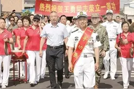 飞行员王勇大校荣立一等功，安徽老家敲锣打鼓相迎，群众沸腾了图片