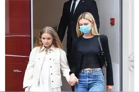 太羡慕小七了，贝克汉姆抱在怀里长大的小女孩图片