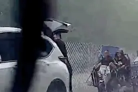 这把为陌生人撑起的彩色雨伞，刷屏图片