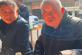 湖北彪悍的早酒，3个小菜配1瓶酒，老大爷55年喝了13吨图片