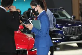 车展上来自路虎品牌的销售小姐姐，外形靓丽谈吐优雅图片