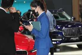 车展上来自路虎品牌的销售小姐姐，外形靓丽谈吐优雅图片