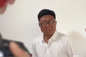 女儿结婚被女婿接走，父亲忍不住大哭，避开众人转身拿窗帘擦眼泪图片