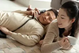 微小说：我跟离异老板娘同居后，与她发生一段情图片