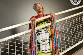美国女子双手指甲总长超13米刷新世界纪录，背后却有个忧伤的故事图片