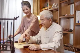 二胎家庭中有两个女儿最幸福？20年后，开始羡慕有儿子的家庭图片