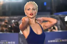 女神艾莎染金发，涂烈焰红唇撞脸安吉丽娜朱莉，网友：这发色显老图片