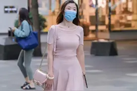 穿搭美图｜街拍金色高跟鞋搭配粉色连衣裙的高挑成熟御姐图片