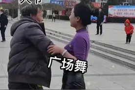 大爷和漂亮女子跳广场舞，亲密搂腰很开心，你怎么看？图片