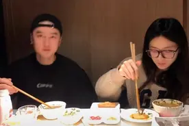 蒋劲夫近照大变，搂着好友老婆吃火锅偷笑，女方撞脸江疏影很清纯图片