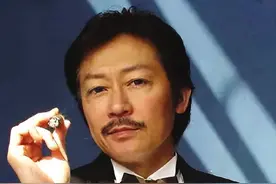 70岁港星开游艇派对，和性感美女热舞，定居内地坚决不移民图片