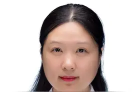 双胞胎，却相差四周娩出……图片