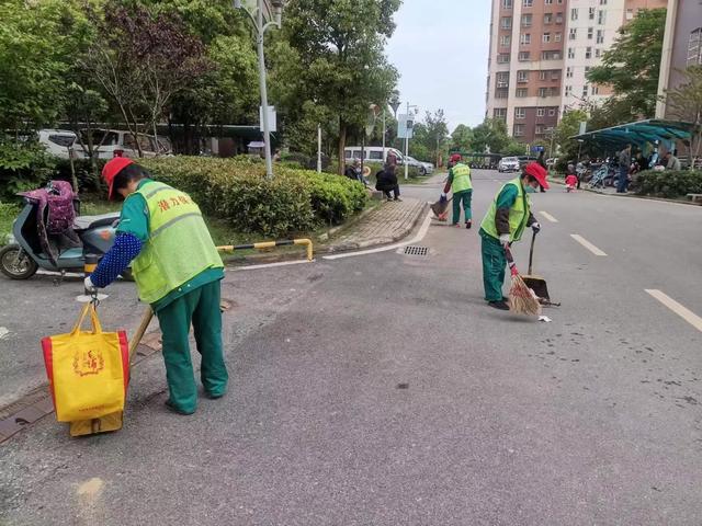 东湖新技术开发区豹澥街分类专班黄金堂社区开展清洁家园活动