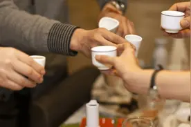 给别人敬酒只会说“我干了”？学会这3句敬酒词，万能好用！图片