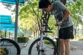 清华40余名学生免费修自行车上万辆！网友灵魂提问亮了：我会修车，能上清华吗？图片