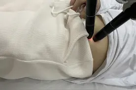 女子反复大腿痛，竟是“紧身牛仔裤”惹的祸图片