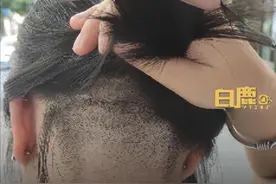 女子称后脑勺头发被理发师剃掉一半，“当时只同意剃1厘米”，店方回应：剪之前有沟通，一个巴掌拍不响图片