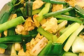 蒜苗炒鸡蛋的家常做法，清香鲜美，鸡蛋滑嫩，蒜苗不老，太下饭了图片