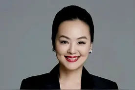 央视“才华”主持孙小梅：事业巅峰时退隐，38岁结婚生子，好幸福图片