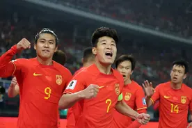终于赢了！武磊梅开二度！国足4比1新加坡，下场决战泰国图片