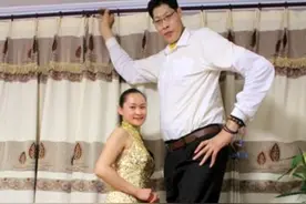 亚洲第一巨人张俊才：身高2.42米，23年前娶重庆姑娘，如今怎样了图片