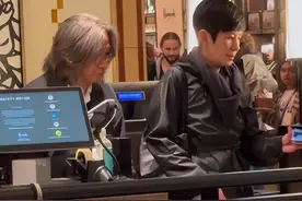 陈可辛夫妇现身伦敦：吴君如手拿黑卡“挥金如土”，丈夫全程黑脸图片