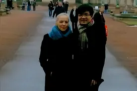 28岁北京小伙不顾父母反对，迎娶50岁女教授，父母痛斥：不孝子孙图片