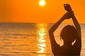 55岁大妈风采依旧，周旋于4个男人之间，只骗色不图财图片