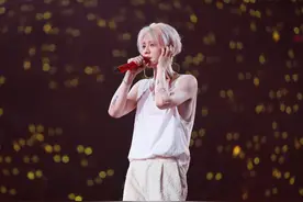 甜炸！关晓彤现身鹿晗演唱会，被撞见后慌张拉口罩，真人好漂亮图片