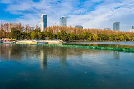 玄武湖部分湖面结冰，呈现“天空之镜”美景图片