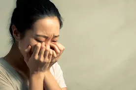 做胸透需要脱掉上衣吗？医生能看见什么呢？看完你就明白了图片