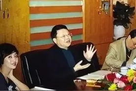 正义警官竟然沦为阶下囚，死后百姓拉横幅庆祝，他做了什么？图片