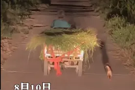 暖心！消防员出警归来为老人照亮回家路图片