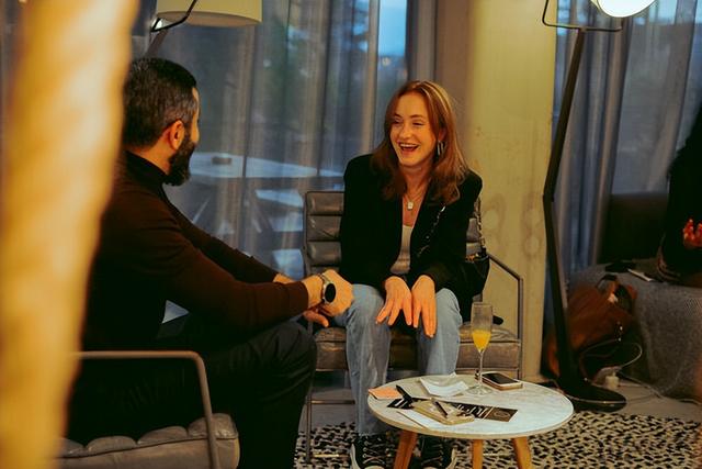 ���������Tinder ���������ˣ�Լ�� app ��ֻ�ǡ�������