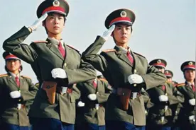 99年阅兵双胞胎女兵惊艳全国，爆红后拒绝高薪代言，毅然回归部队图片