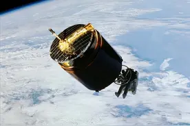 无比震撼！美国宇航员在太空上，徒手抓住4吨重高速飞行的卫星图片